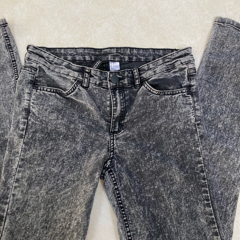 Divided stone wash jeggings.